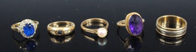 Lot 384 - Assorted 9ct gold rings, to include wedding...