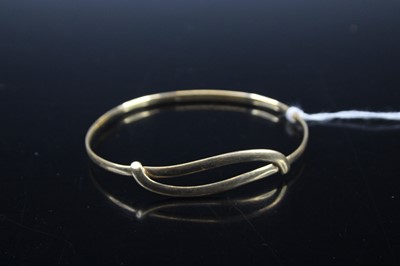 Lot 401 - A modern 9ct gold crossover bangle, 7cm, 11.1g