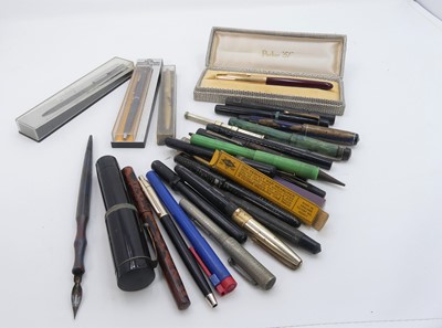 Lot 577 - A collection of pens, to include Parker 51...