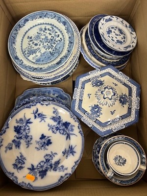 Lot 590 - A collection of blue and white ceramics, to...