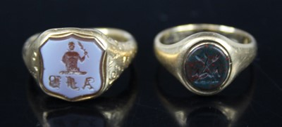 Lot 441 - A yellow metal and agate set signet ring, with...