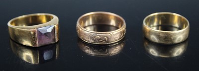 Lot 453 - A 9ct gold wedding band, with carved...