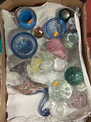 Lot 656 - A box containing glassware, to include...