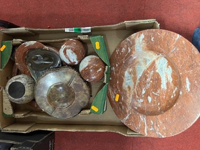 Lot 669 - A box of polished hardstone items