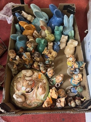 Lot 675 - A box of rabbit ornaments, to include Sylvac...