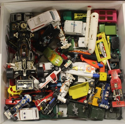 Lot 1582 - A tray of various loose & playworn diecast to...