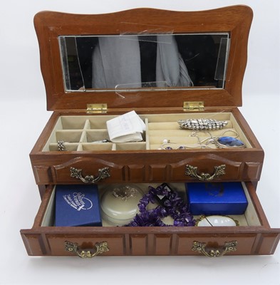 Lot 528 - A wooden jewellery box containing a quantity...