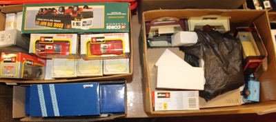 Lot 1592 - A qty of boxed & loose modern issue diecast to...