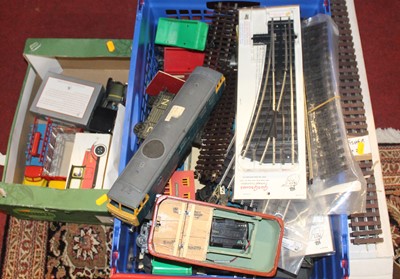 Lot 1625 - A box of 0 gauge related plastic models &...