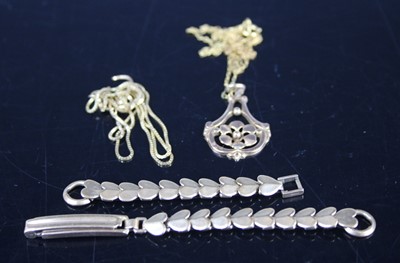 Lot 414 - Assorted 9ct gold to include pendant on...