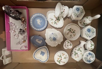 Lot 730 - A small collection of ceramics to include...