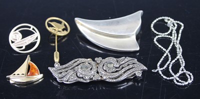 Lot 431 - Assorted costume jewellery to include modern...