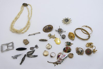 Lot 309 - A bag of assorted costume jewellery, to...