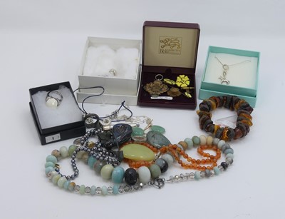 Lot 512 - A collection of jewellery to include a...