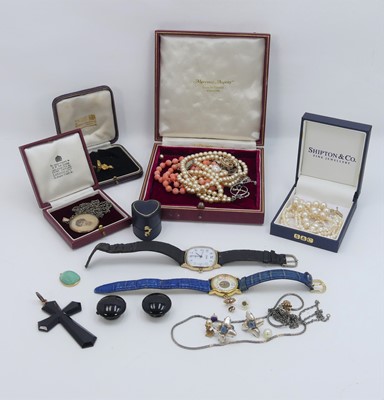 Lot 515 - A collection of jewellery to include a gilt...