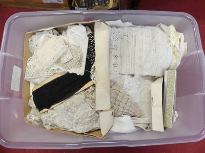 Lot 491 - A box of linen and lace