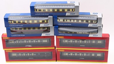 Lot 617 - One tray of 00 gauge coaches to include four...