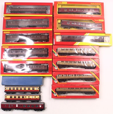 Lot 607 - One tray containing mixed 00 gauge coaches,...