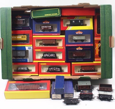 Lot 601 - One box of 00 gauge wagons, by various...