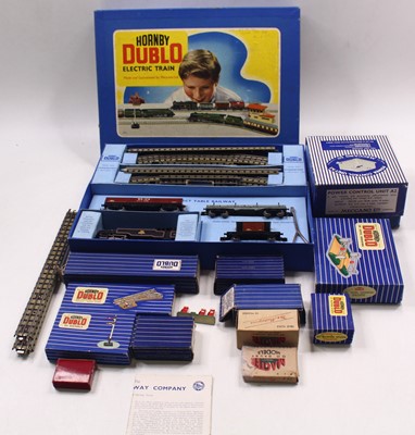 Lot 290 - Hornby Dublo set 3-rail EDG18 comprising an...