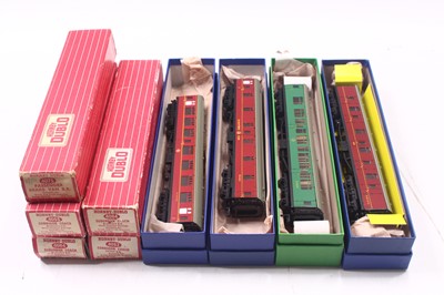 Lot 376 - Nine Hornby Dublo coaches to include two 4052...