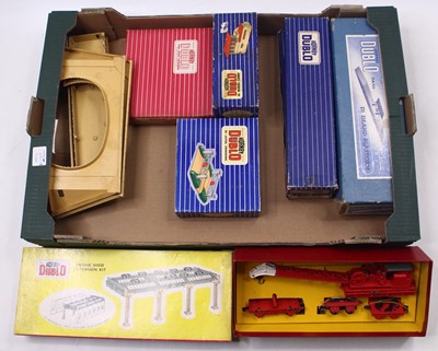 Lot 396 - Large tray Hornby-Dublo accessories: D1 Island...