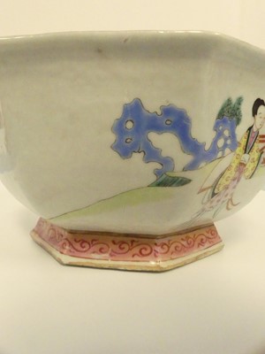 Lot 194 - A Chinese bowl decorated with typical scenes...