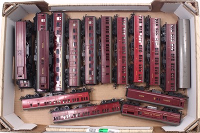 Lot 660 - 17 Triang Midland Region 00 gauge coaches to...