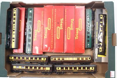 Lot 662 - One tray of Triang 00 gauge coaches, including...