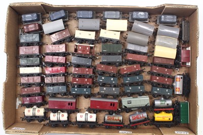 Lot 687 - 63 unboxed Triang 00 gauge wagons, including...