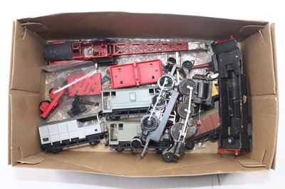 Lot 644 - One small tray of 00 gauge items to include a...