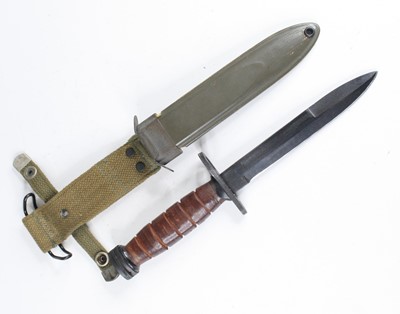 Lot 668 - A U.S. M4 knife bayonet, the 16.5cm double...