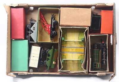 Lot 167 - Tray containing Hornby 0-gauge post-war items:...