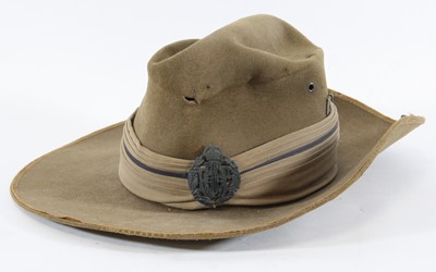 Lot 646 - A WW II Australian slouch hat with badge for...