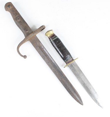 Lot 647 - A WW II fighting knife, having a 16.5cm double...