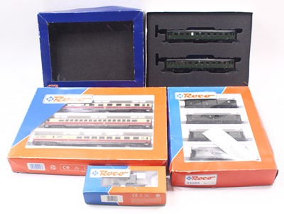 Lot 746 - A collection of boxed HO gauge coaches and...