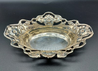 Lot 283 - A silver Art Nouveau pierced floral bonbon...