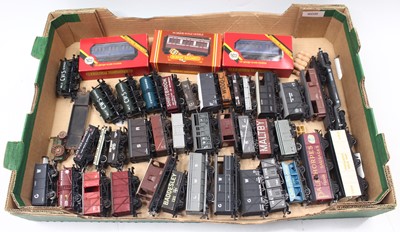 Lot 611 - One tray of mostly unboxed 00 gauge wagons,...