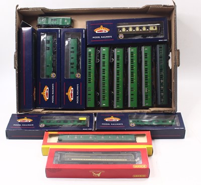 Lot 618 - One tray of 00 gauge Southern region coaches,...