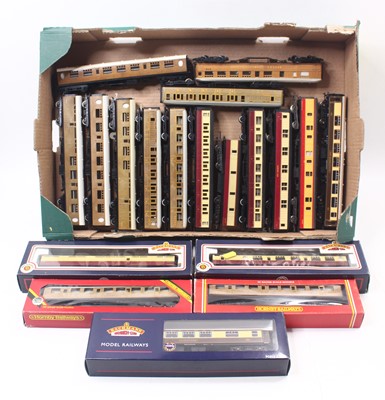 Lot 613 - One tray of 00 gauge Eastern Region coaches,...