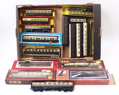 Lot 602 - One tray of 00 gauge GWR coaches, including...