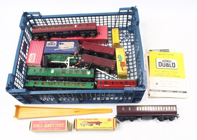 Lot 587 - A mixed lot of Hornby Dublo to include a...