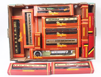 Lot 591 - One tray containing Hornby 00 gauge wagons and...