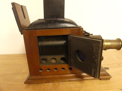 Lot 152 - A magic lantern slide projector