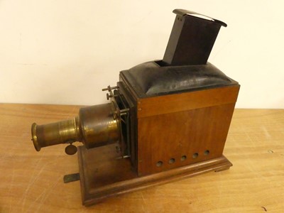 Lot 152 - A magic lantern slide projector