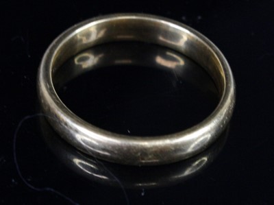 Lot 359 - An 18ct gold court shaped wedding band,...