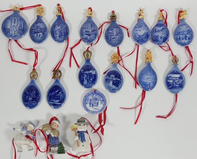 Lot 248 - A collection of Christmas decorations, Bing...