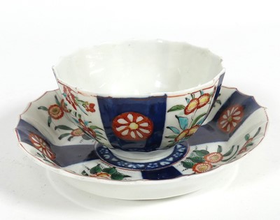 Lot 255 - An 18th century Worcester 'Red Line Group' tea...