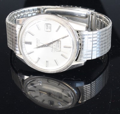 Lot 377 - A gent's Seiko Weekdata steel cased automatic...