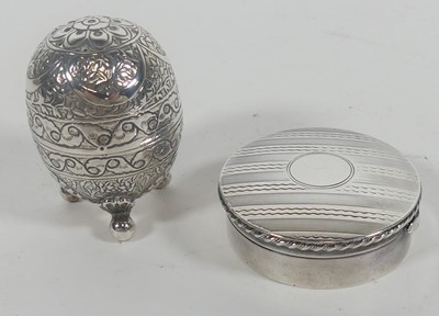 Lot 309 - An Edwardian silver pill box of compressed...